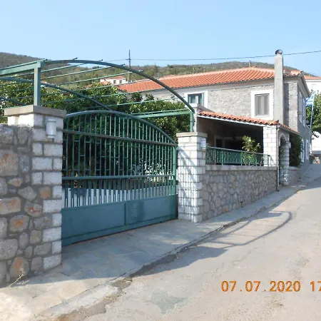 Lakonian Apartment *